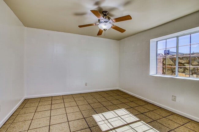 Photo - 8613 Kingsway Dr