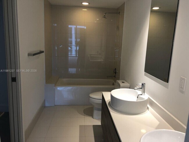 Photo - 121 NE 34th St Unidad L502