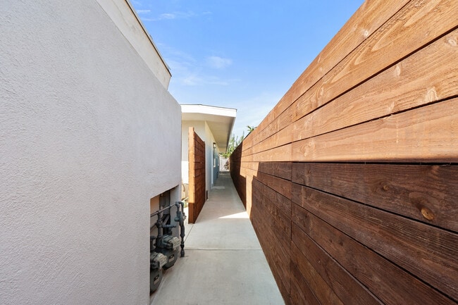 Photo - 2051 E Harding St Unidad 2053 E Harding St