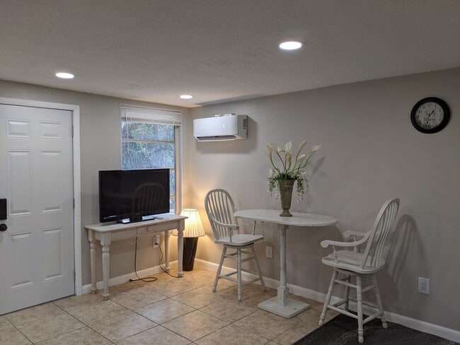 Photo - 2214 Post Rd Unidad 1 Rental