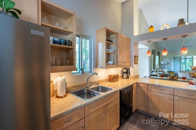 Photo - 104 Llama Wy