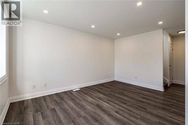 Photo - 395 Paling Ave