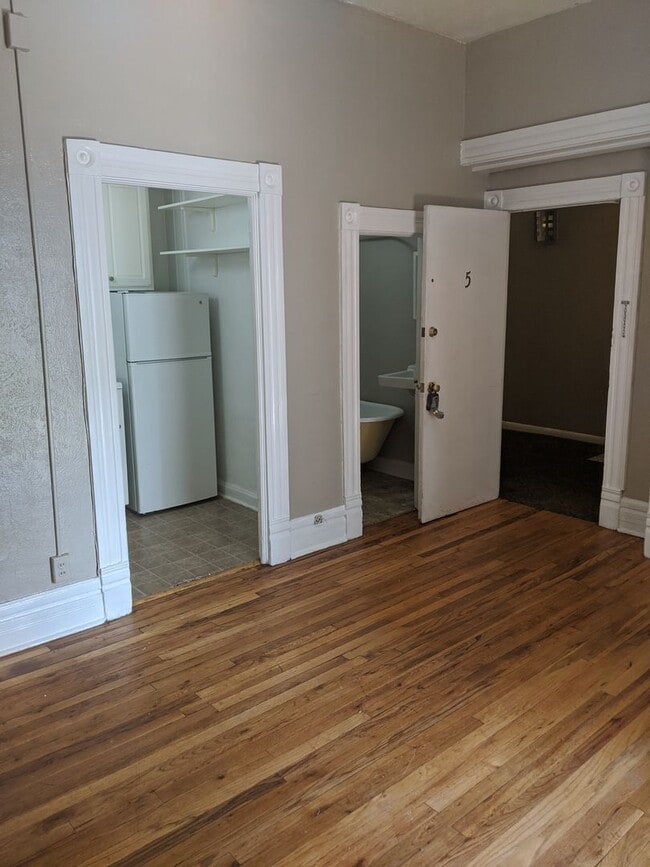 Photo - Charming Cap Hill 1 Bedroom w/ Claw Foot T... Unidad Apt 5