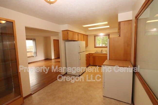 Photo - 1670 Yew St SE