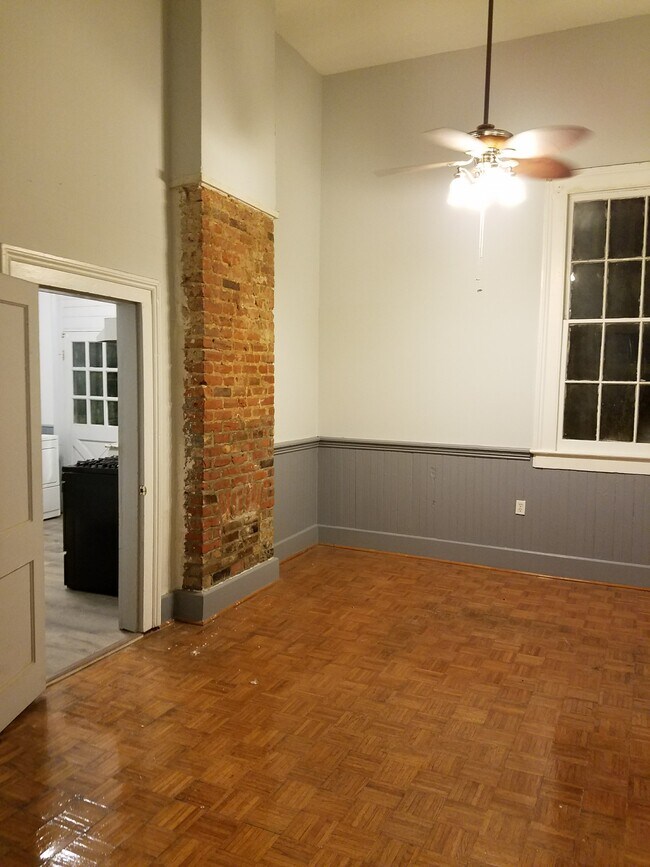 Sala de estar: Entrada desde la puerta del callejón - 921 N Miro St Unidad 921