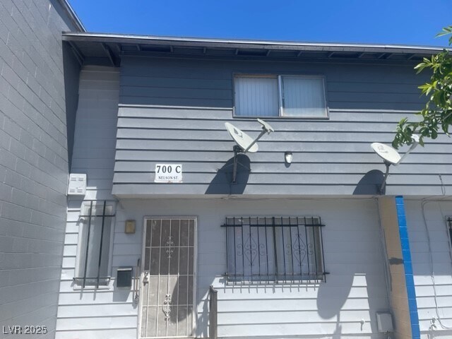 Building Photo - 700 E Nelson Ave Rental