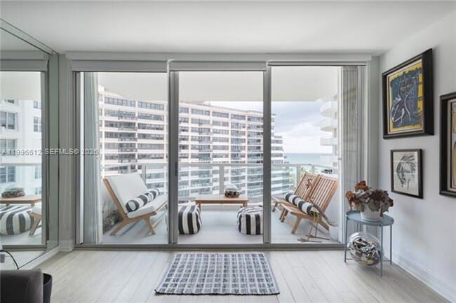 Building Photo - 5161 Collins Ave Unit 5161 Collins Ave appt 1102