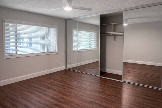 Amplios armarios con espejos - Park Broadway Apartments