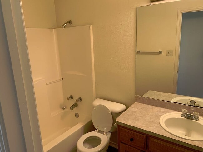 Building Photo - Single Family Home *LEASING SPECIAL AVAILA...