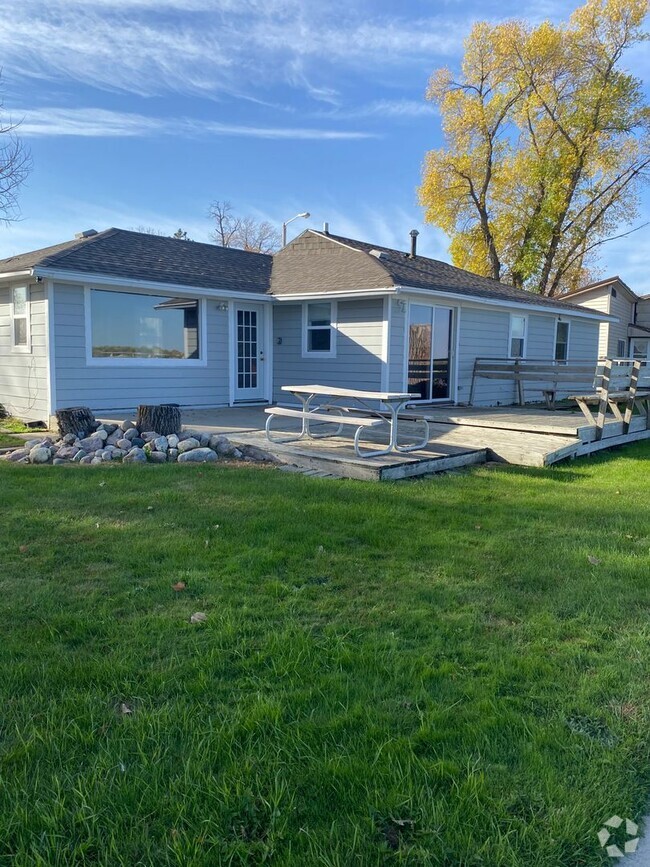 Building Photo - 2 Bed 1 Bath LAKE RENTAL