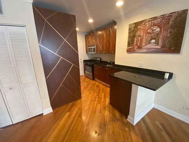 Building Photo - 2241 W Morse Ave Unit 2