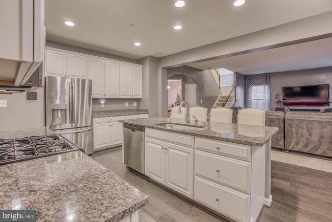 Photo - 728 Falcon Ln