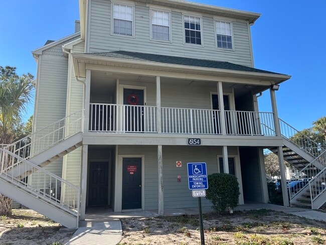 Building Photo - 6154 Westgate Dr Unit Apt 303