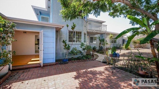 1018 Santa Barbara St
