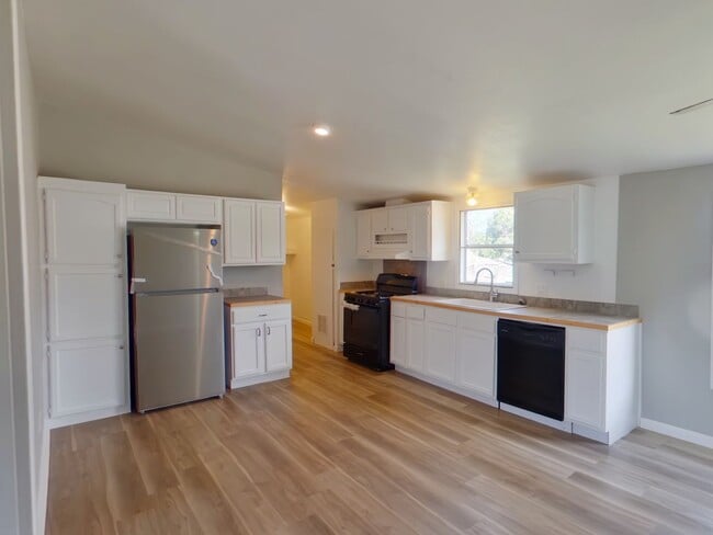 Photo - 2320 E MacArthur Rd