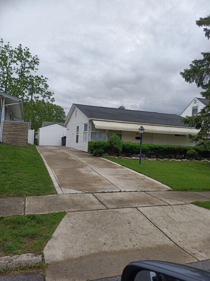 3 bedroom 1 bath charming home available now. - 642 Augusta Ave House