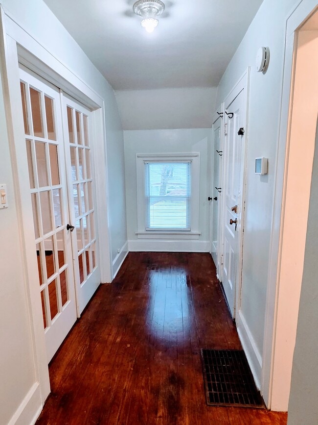 Building Photo - 1513 Holmes Ave Unit Upper