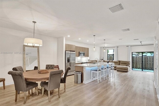 Photo - 10437 NW 82nd St Unit 5