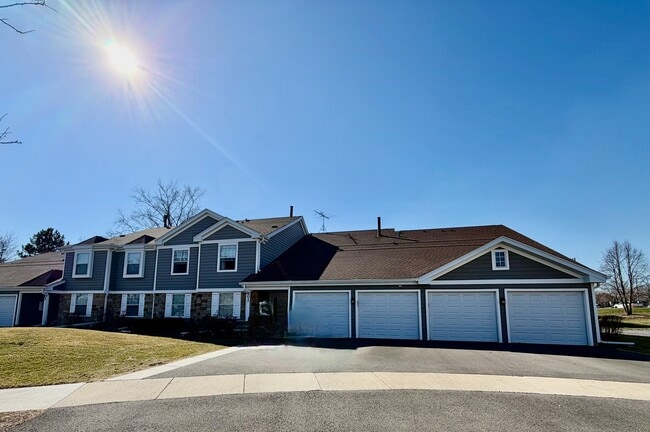 Building Photo - 601 Eastview Ct Unit V1