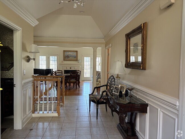 Entryway - 515 Farndale Rd Rental