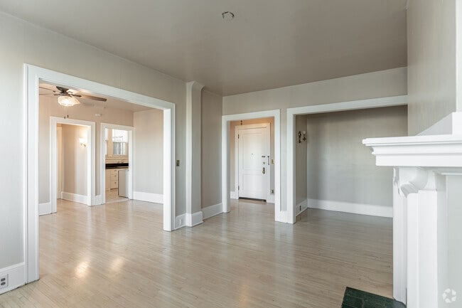 1BR, 1BA - 950SF