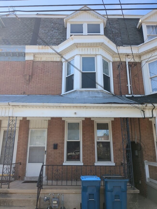 Building Photo - Recently renovated 4/5 Bedroom house