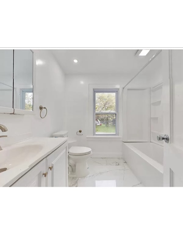 Building Photo - 252 Oronoque Rd