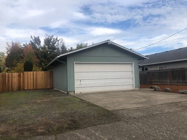 Photo - 3 bedroom, 1 bath house in Springfield!