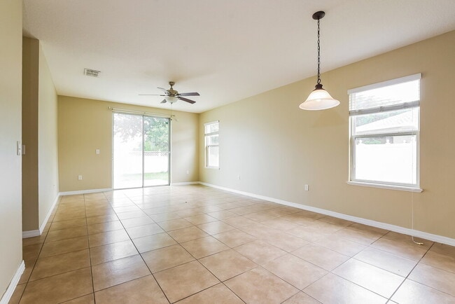 Photo - 121 Daigledog St