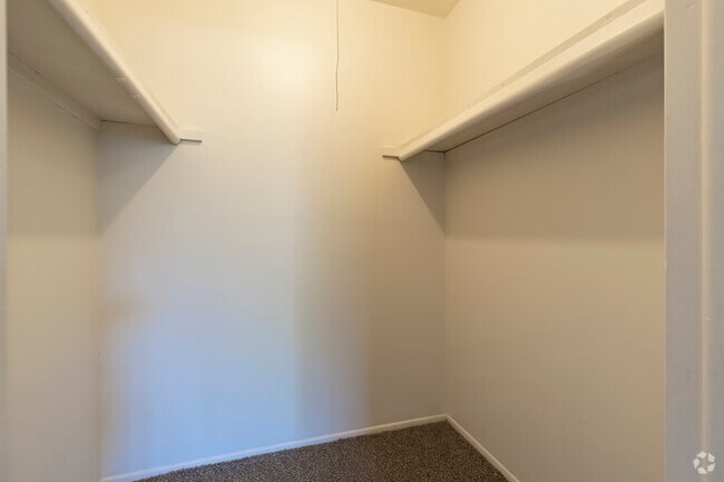 2BR, 1BA - 915SF - Upgrade - Closet