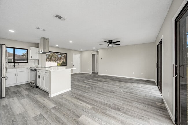 Photo - Charming Palm Bay Retreat - Perfect for Relaxation and Entertainment!