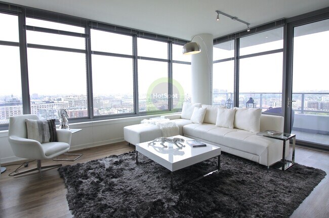 Photo - 330 W Chestnut St