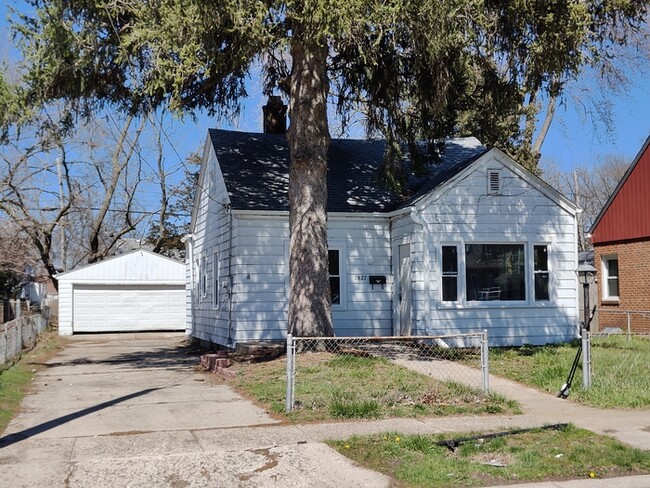 Fully remodeled 3 br 2 bath , 2 car garage - Fully remodeled 3 br 2 bath , 2 car garage House