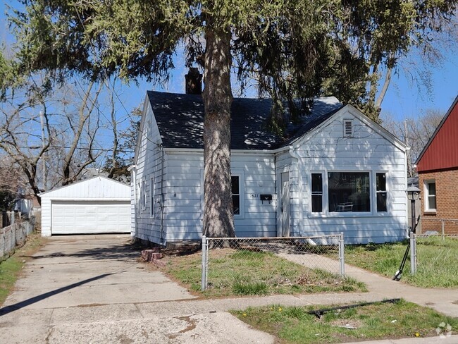 Building Photo - Fully remodeled 3 br 2 bath , 2 car garage Rental