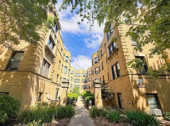Building Photo - 7351 N Damen Ave Unit 19