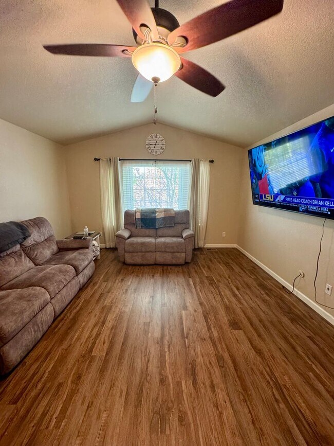 Photo - Lovely 3 bedroom/3 car tandem garage home ...