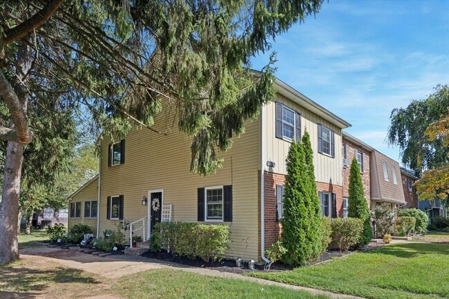 Building Photo - Available Immediately – 4 Bedroom End-Unit... Rental