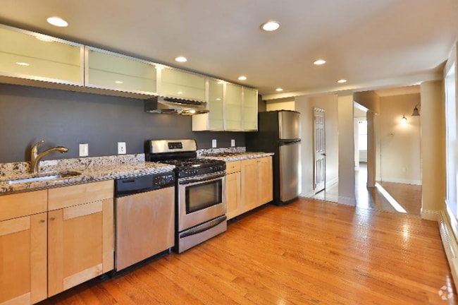 Building Photo - 82 Bremen St Unit 2 Rental