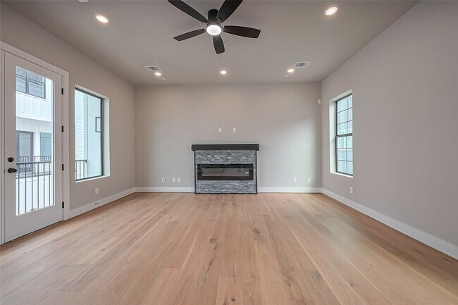 1222 W 24th St