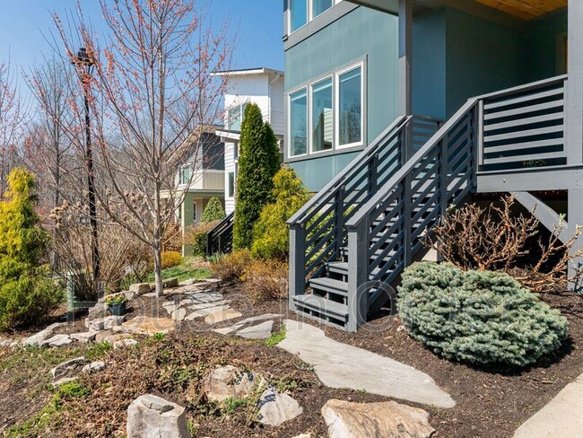 Photo - 27 Mauricet Ln