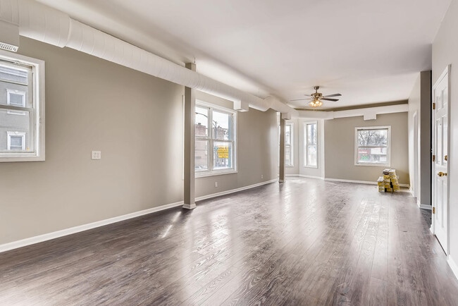 LR - 2000 W Roscoe St Unit 2F