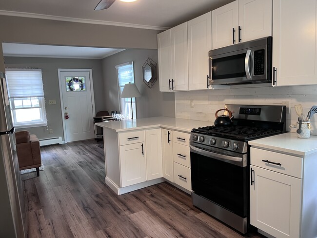 New fully equipped kitchen - 5 Marvin Pl