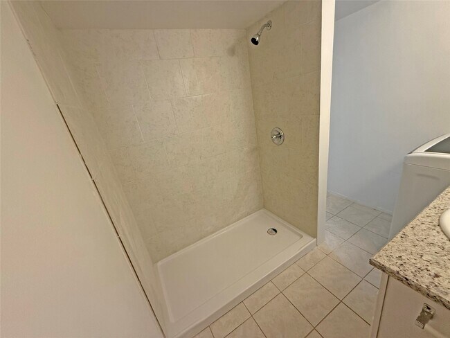 Photo - 12633 Memorial Dr Unidad 3/16