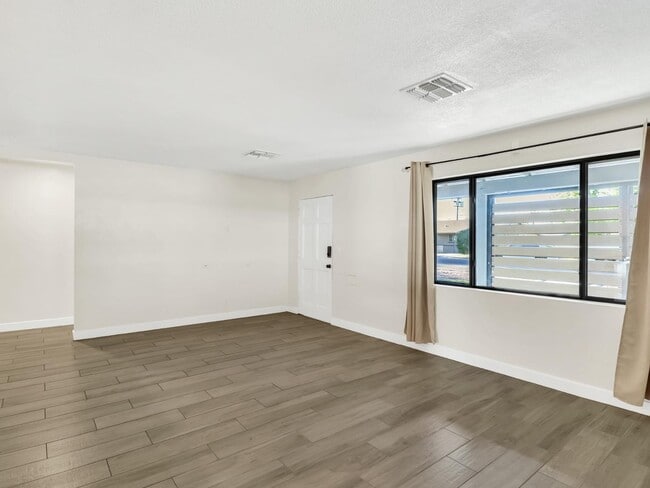 Photo - 544 W 17th Pl