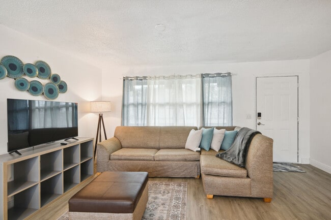 Photo - 1024 Manor Dr