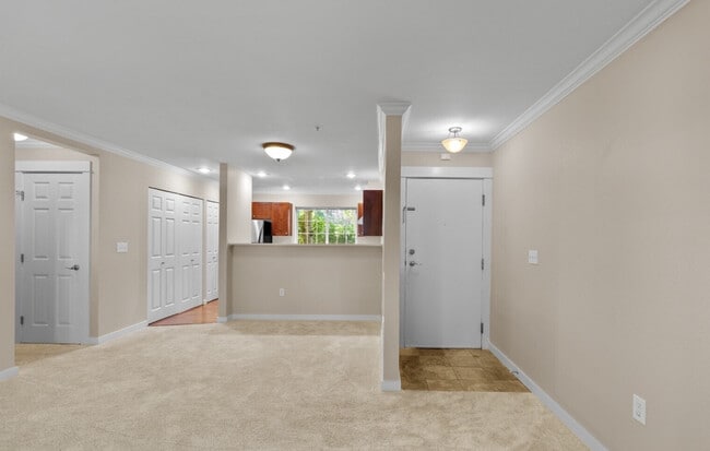 Sala de estar, comedor y cocina de concepto abierto. - 25025 SE Klahanie Blvd Unidad K102