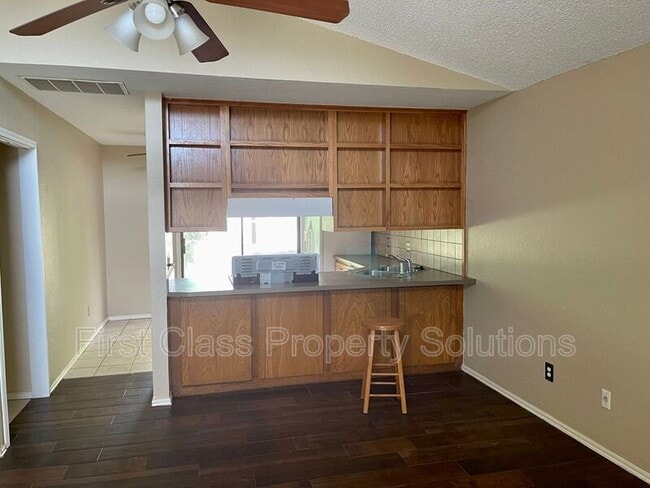 Photo - 9212 Buttonfield Ave