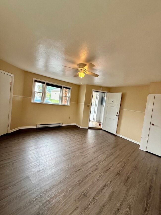 Building Photo - 560 N Pine St Unit 3