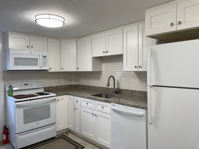 Building Photo - 393 Lafayette Rd Unit 395 A Lafayette Road