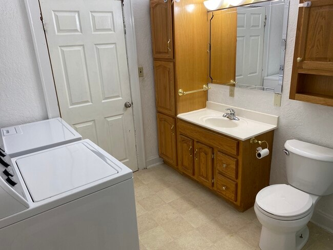 1st floor bathroom/laundry spacious kitchen - 4441 Wyoming St